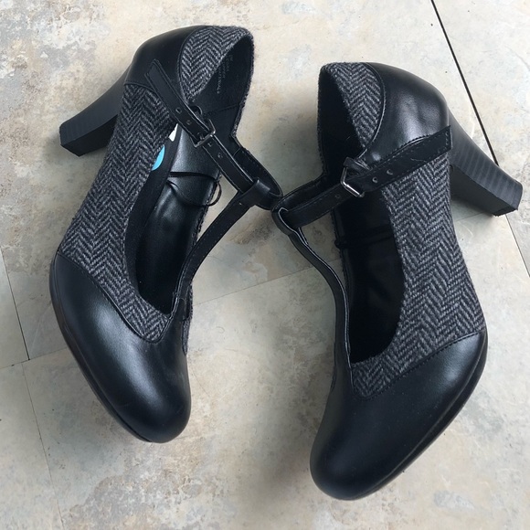 Black, professional, low heel - Picture 1 of 6